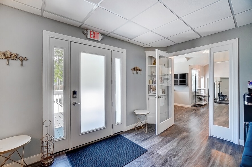 More Photos Of 235 W Franklin St, Centerville Storefront Retail Office For Lease