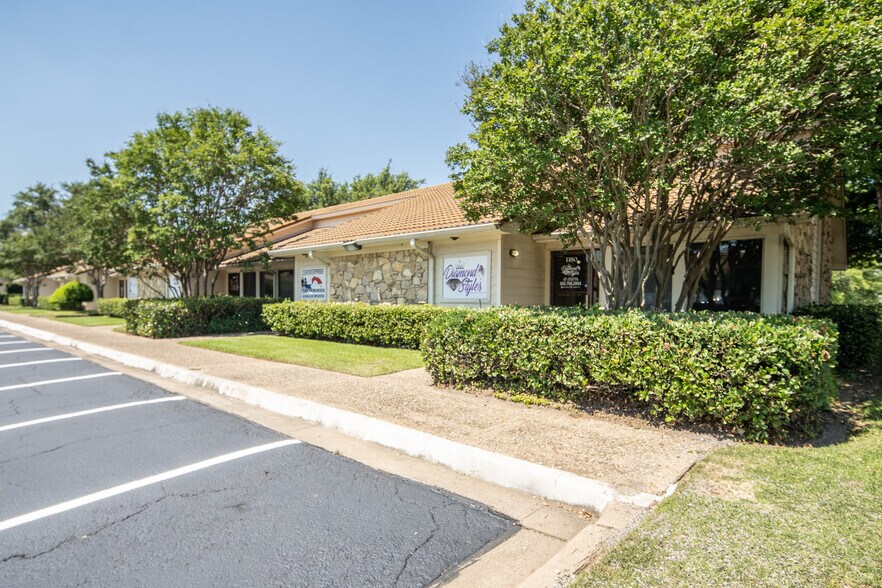 More Photos Of 1116-1126 W Pioneer Pky, Arlington Unknown For Lease