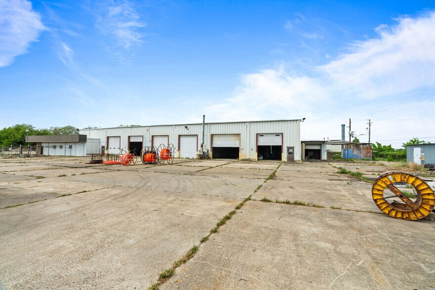 More Photos Of 3806 E Rio Grande St, Victoria Warehouse For Sale