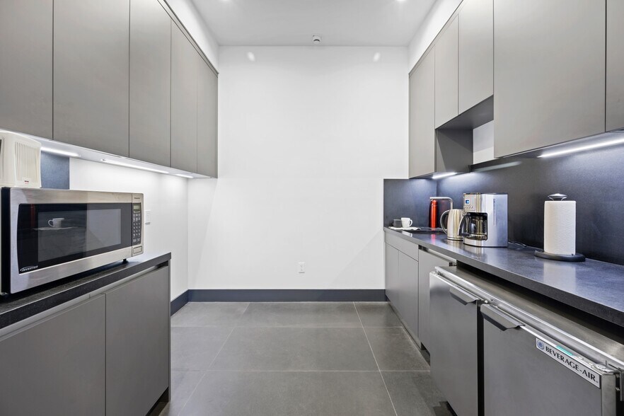 More Photos Of 19790 W Dixie Hwy, Aventura Office For Sale