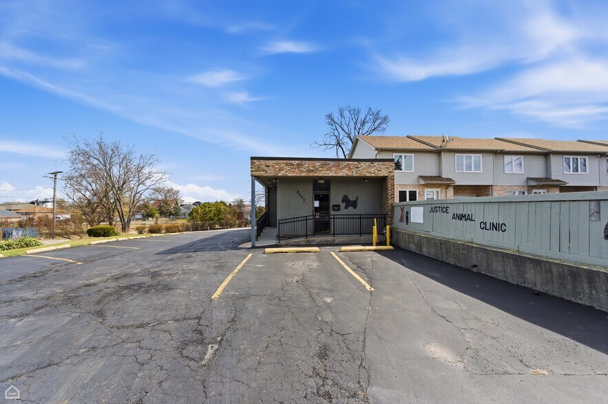 More Photos Of 8507 S Roberts Rd, Justice Veterinarian Kennel For Sale