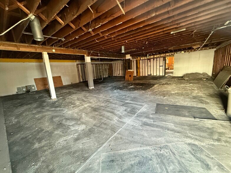 More Photos Of 2052-2056 N Lombard St, Portland Storefront For Lease