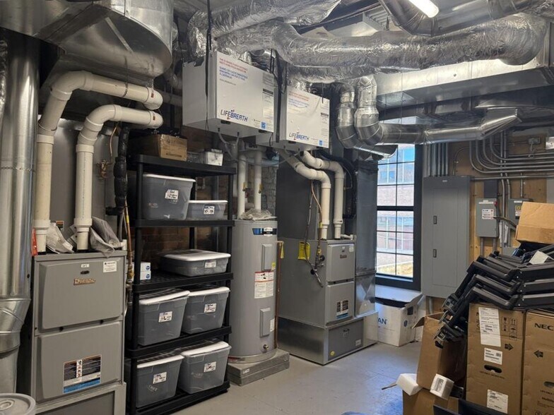 More Photos Of 46-58 Chatham St W, Windsor Office For Lease