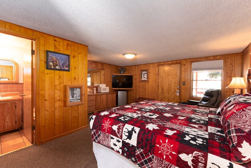 More Photos Of 1624 E Main St, Montrose Hotel For Sale