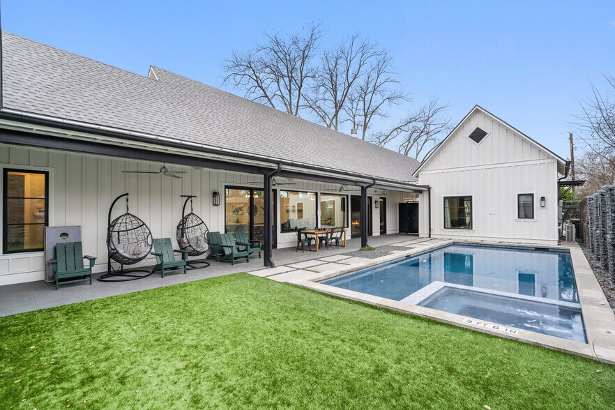 More Photos Of 106 E College St, Fredericksburg Specialty For Sale