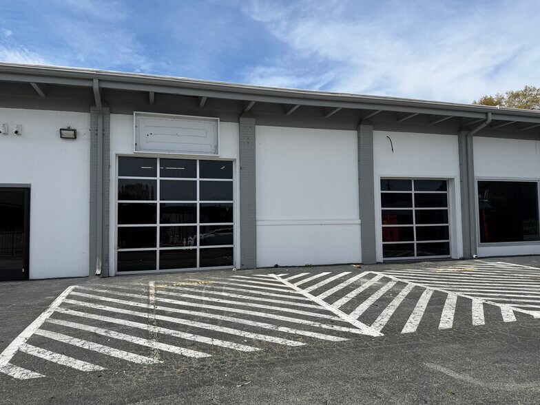 More Photos Of 4827 Gate City Blvd, Greensboro Showroom For Lease