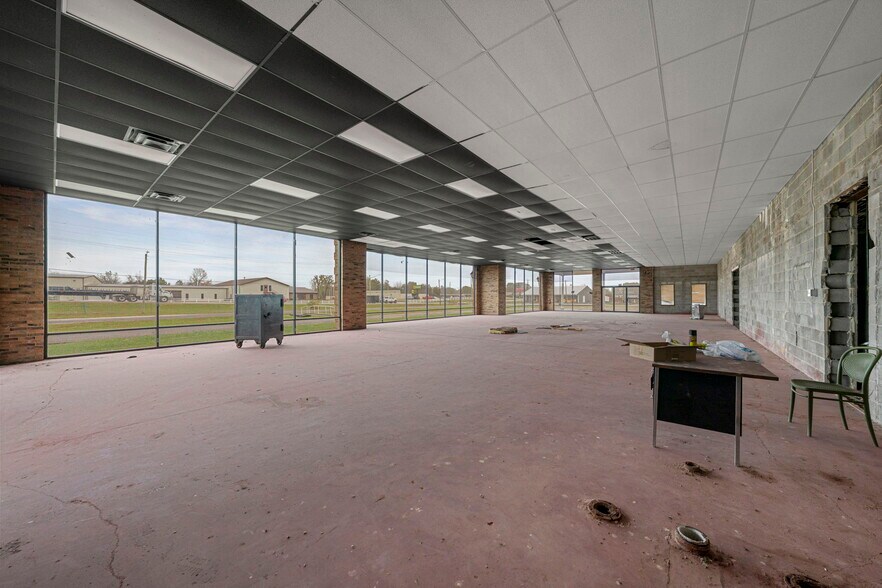 More Photos Of 302 E Happy Valley St, Cave City Light Distribution For Sale