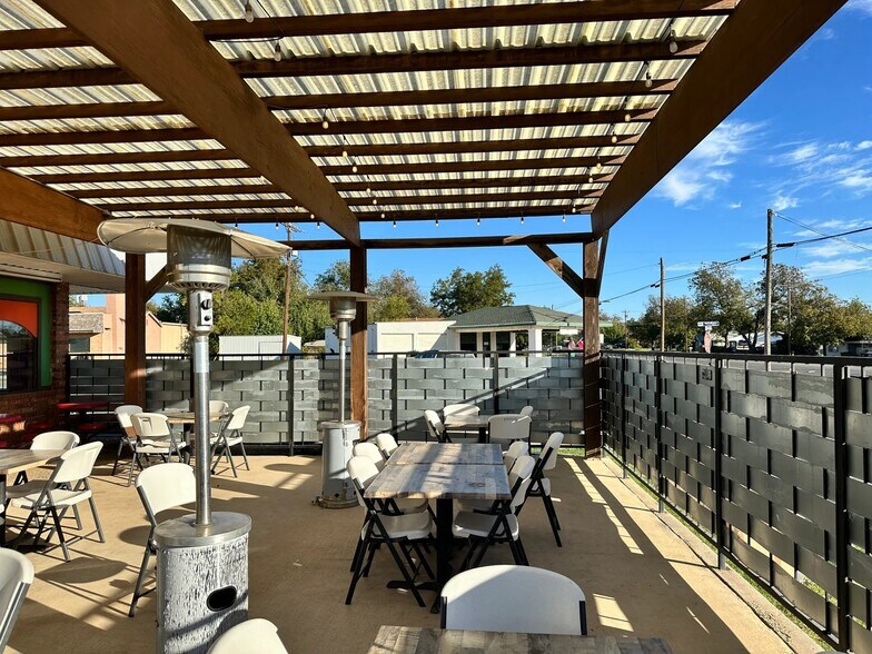 More Photos Of 2000 S Commercial Ave, Coleman Restaurant For Sale