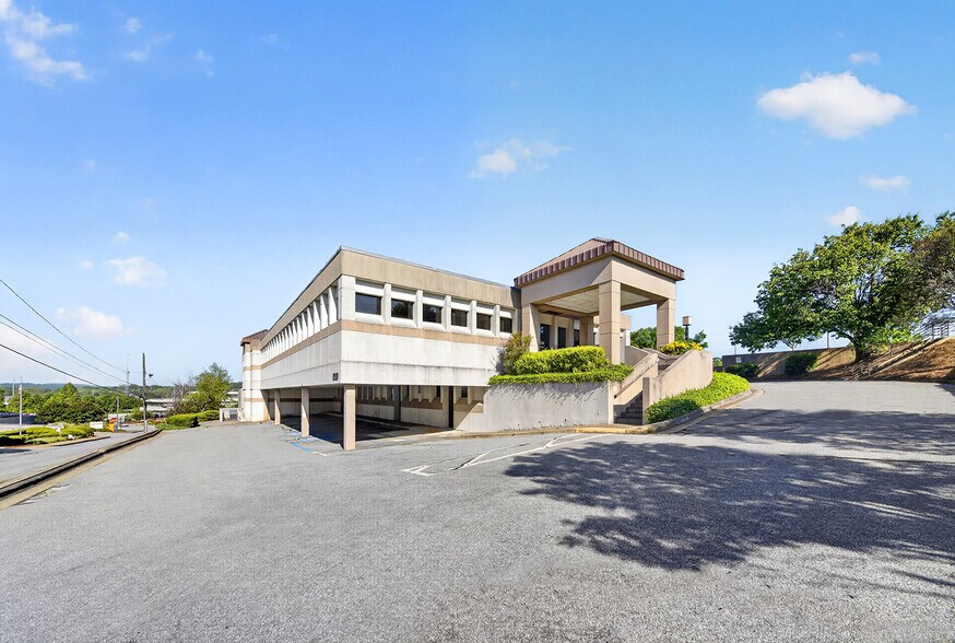 More Photos Of 633 19th St, Columbus Medical For Lease
