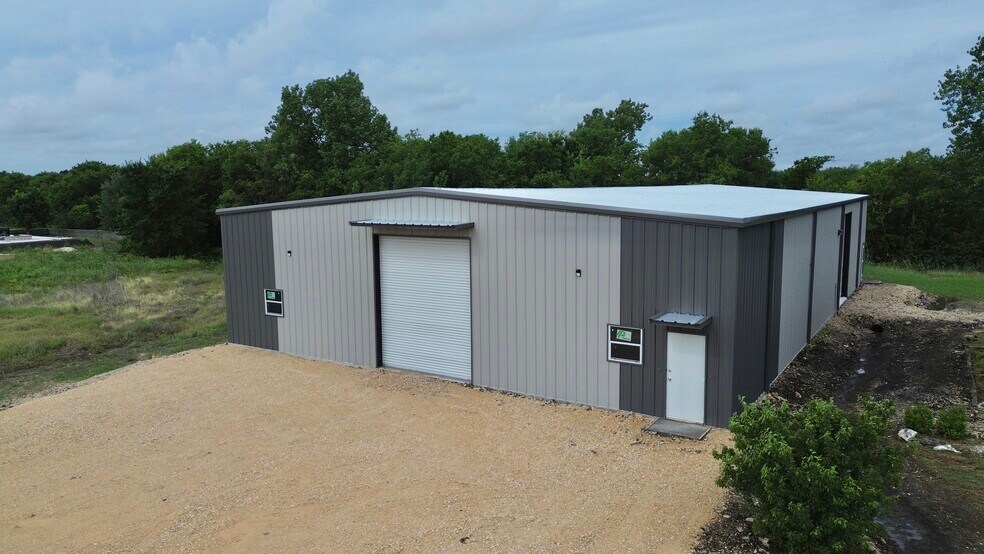More Photos Of 300 Carmel Creekside Dr, Hutto Warehouse For Lease