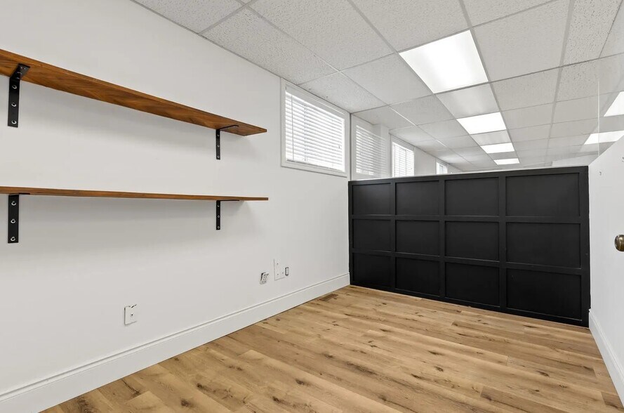 More Photos Of 696 Hamilton Rd, London Office For Lease