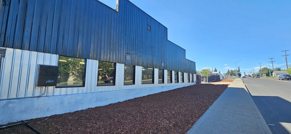 More Photos Of 2909 N Crestline St, Spokane Showroom For Lease