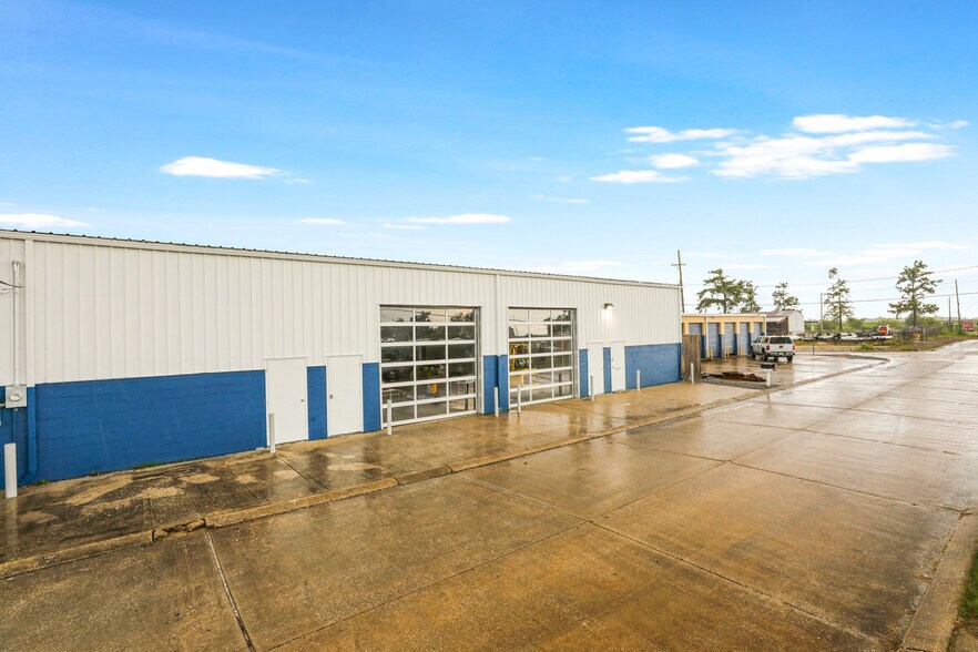 More Photos Of 4004-4002 Laviosier St, Chalmette Warehouse For Sale