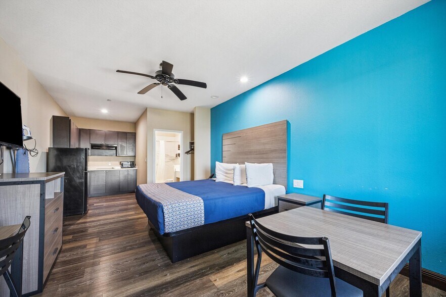 More Photos Of 9002 Highway 6, Hitchcock Hotel For Sale