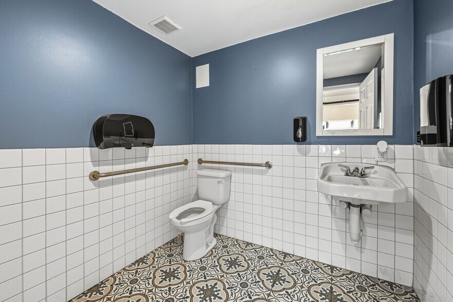 More Photos Of 3062 Beach Blvd S, Gulfport Freestanding For Sale