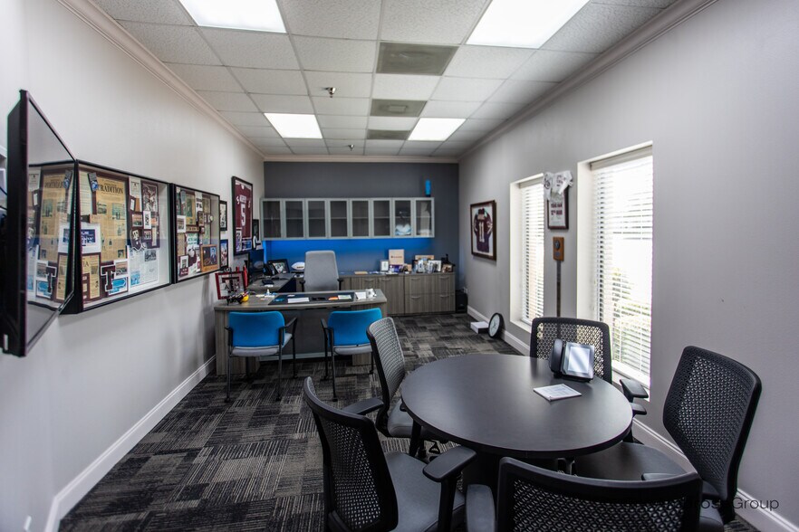 More Photos Of 8220 Jones Rd, Houston Office For Sale