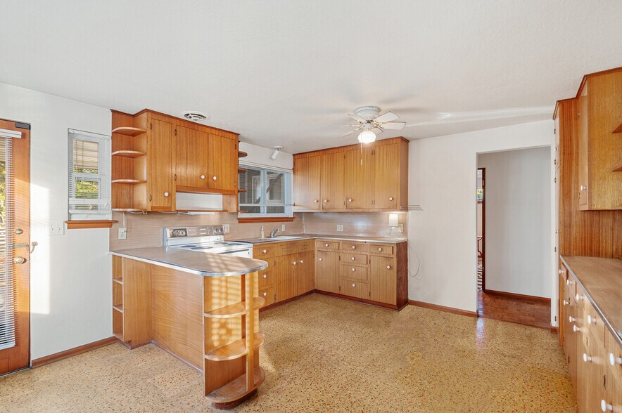 More Photos Of 3807 Linden Ave N, Seattle Multifamily For Sale