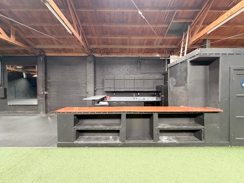 More Photos Of 6610 Lexington Ave, Los Angeles Showroom For Lease
