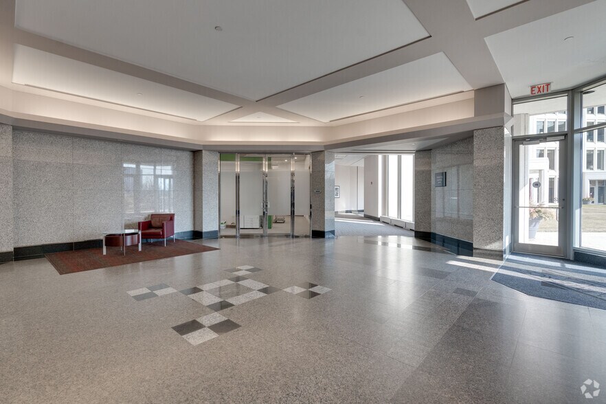 More Photos Of 2021 Spring Rd, Oak Brook Office For Lease