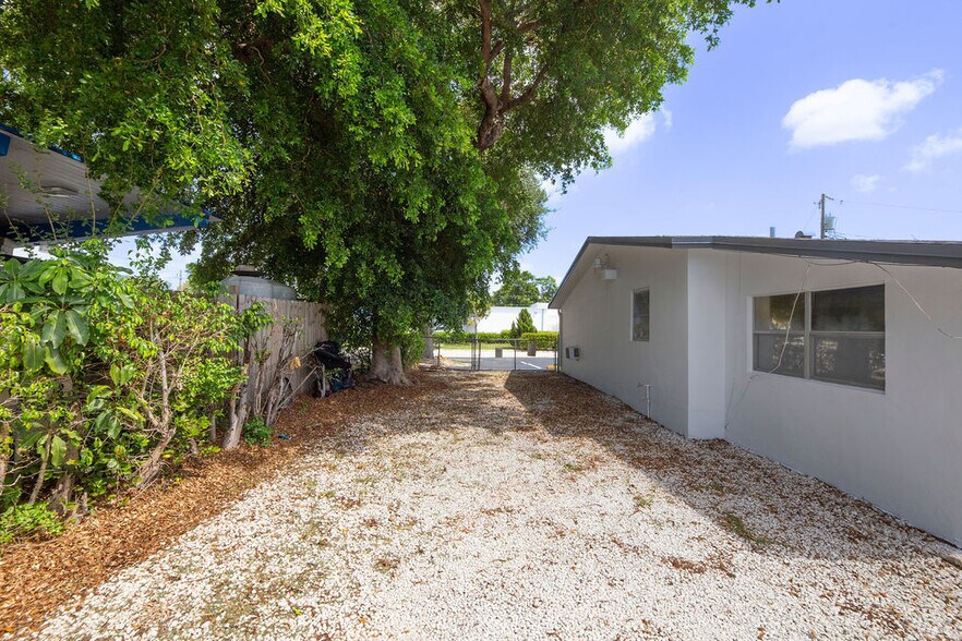 More Photos Of 840 NW 33rd St, Oakland Park Office For Sale