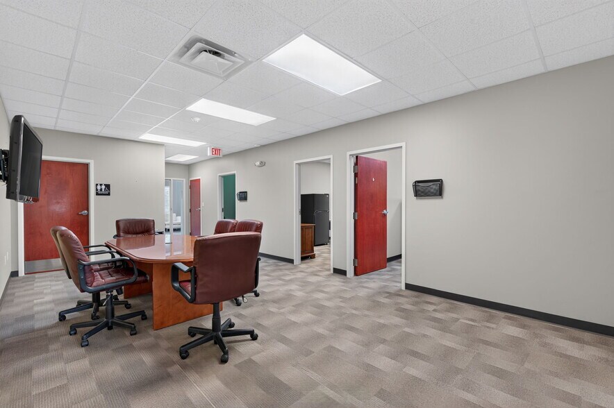 More Photos Of 1567 W Diane St, Ozark Office For Sale