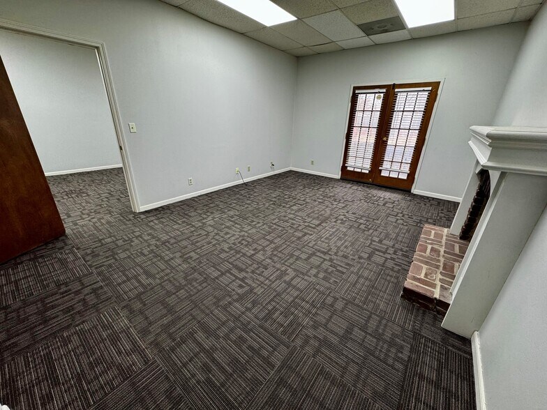 More Photos Of 6800 W 107th St, Overland Park Office For Sale