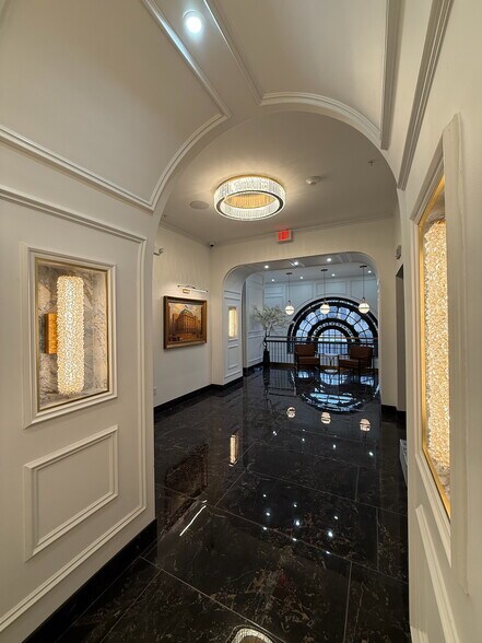 More Photos Of 28 N Saginaw St, Pontiac Office For Lease