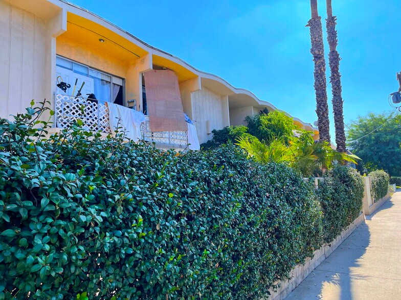 More Photos Of 6956 Kester Ave, Van Nuys Apartments For Sale
