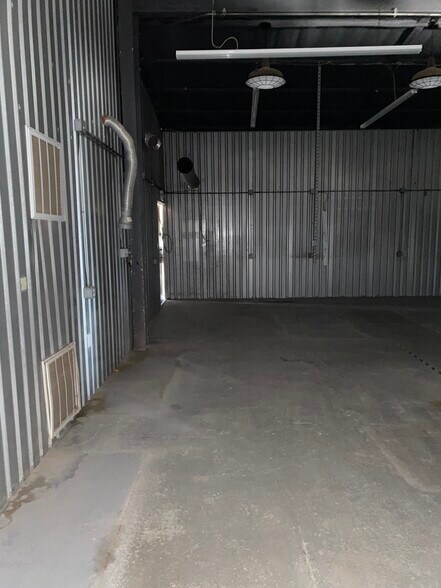 More Photos Of 9 Farm to Market 652, Orla Showroom For Lease