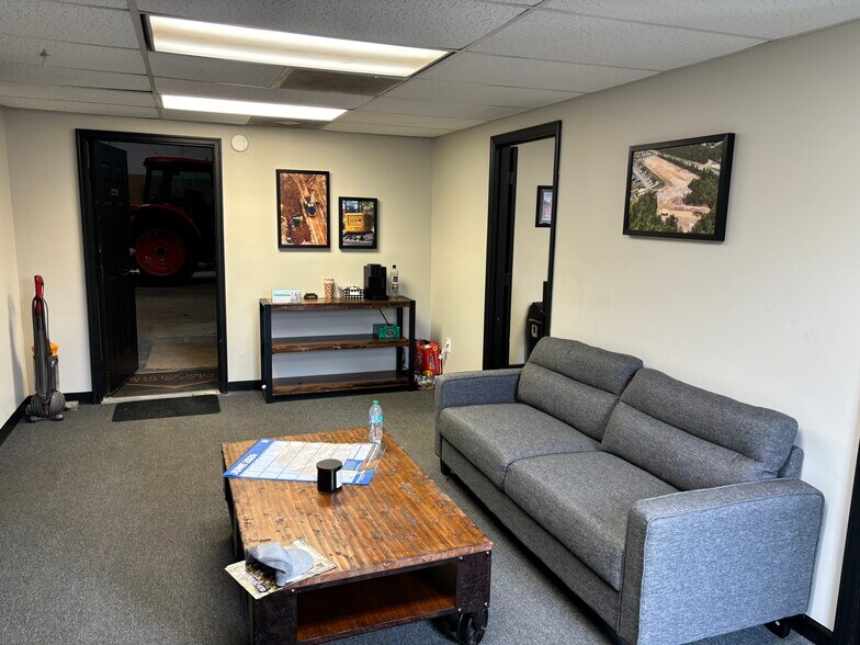 More Photos Of 441 Burton Rd, Lexington Warehouse For Lease