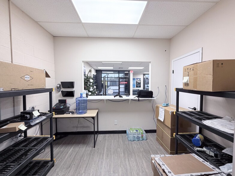 More Photos Of 5715 Kenwick St, San Antonio Warehouse For Lease