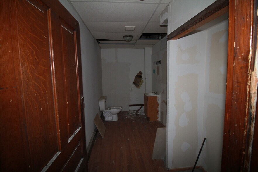 More Photos Of 900 Island Ave, McKees Rocks General Retail For Sale