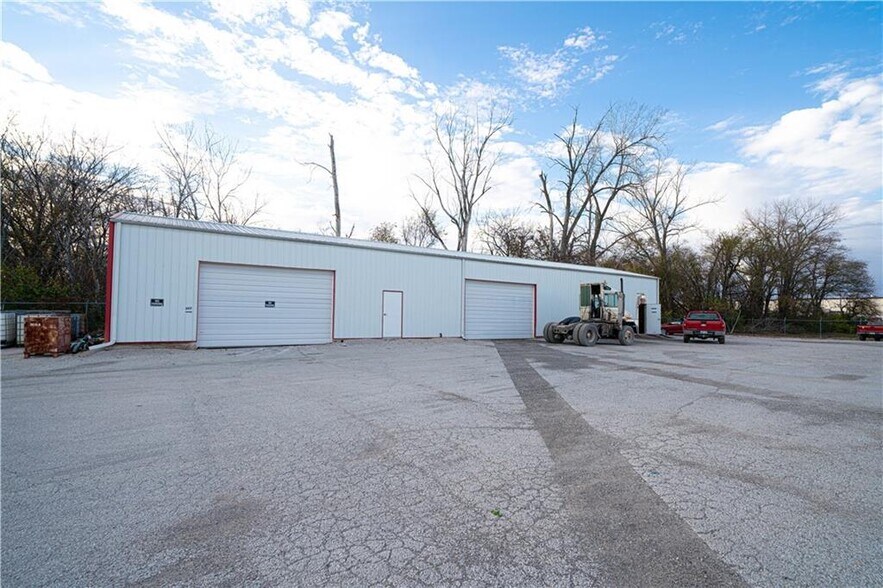 More Photos Of 1507 Roseport Rd, Elwood Warehouse For Lease