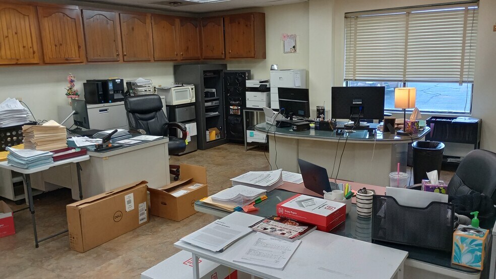 More Photos Of 520 W Kimberly Rd, Davenport Auto Dealership For Lease