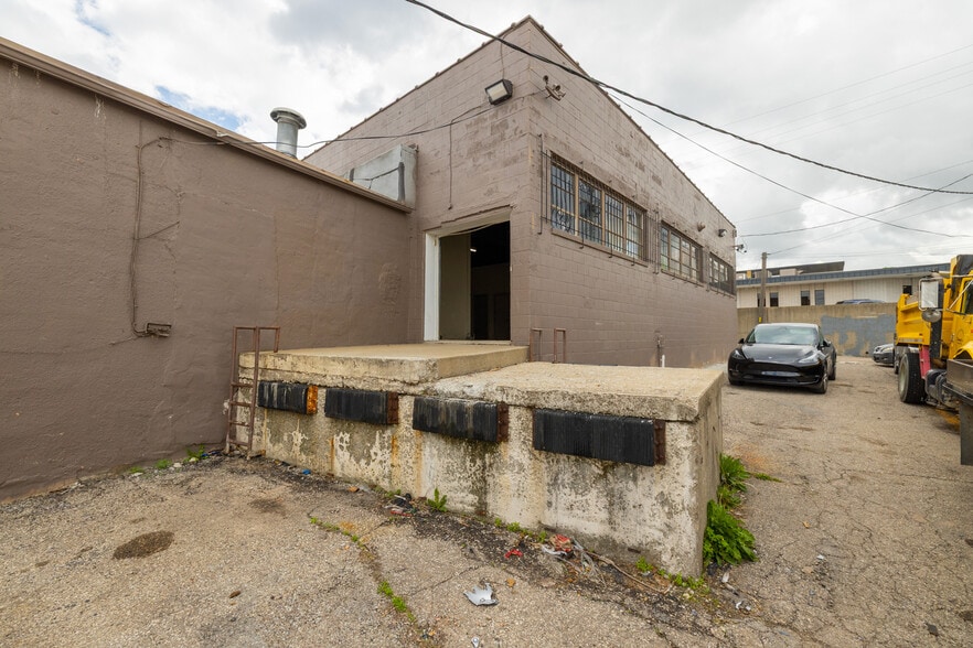 More Photos Of 1016-1020 N 10th St, Kansas City Light Distribution For Sale