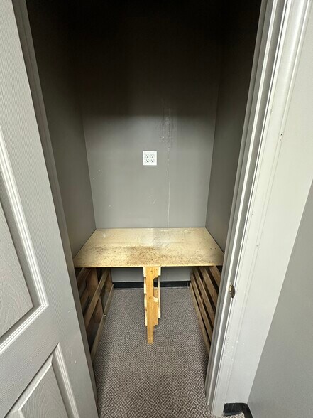 More Photos Of 2579 Eric Ln, Burlington Flex For Lease