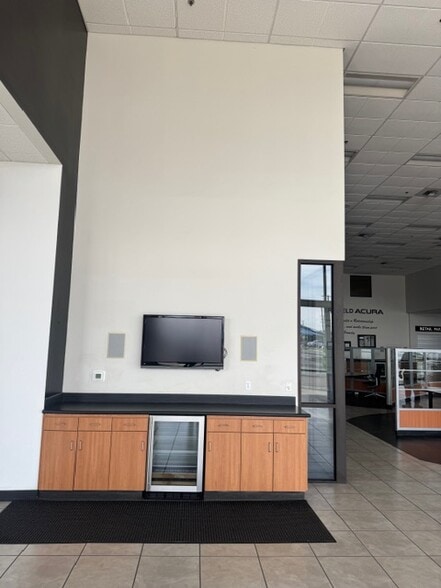 More Photos Of 4625 Wible Rd, Bakersfield Auto Dealership For Lease