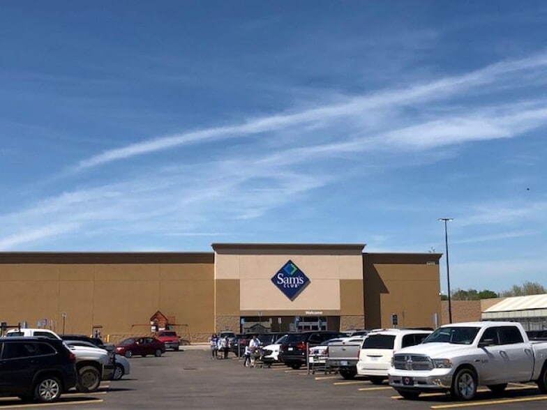 More Photos Of 6920-6930 W Kellogg Dr, Wichita Freestanding For Lease