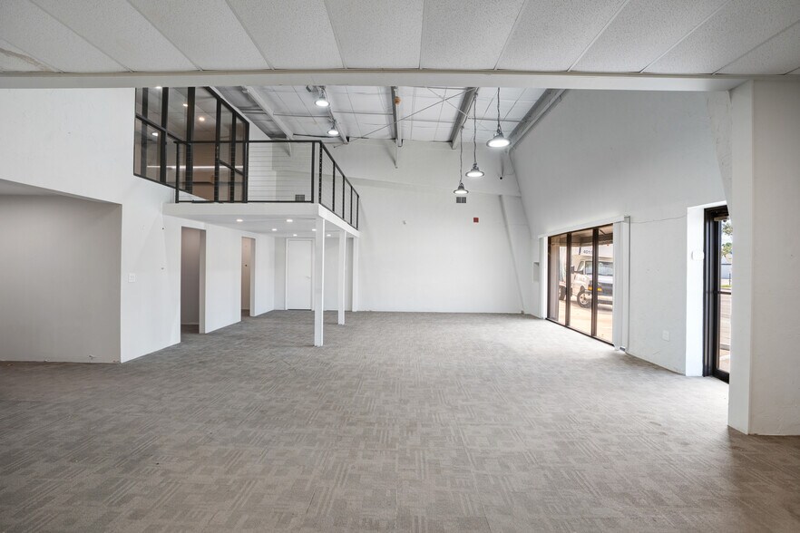 More Photos Of 1925 12th St, Sarasota Light Manufacturing For Lease