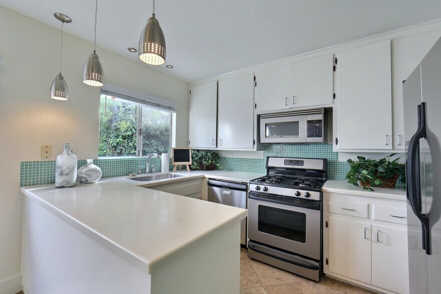 More Photos Of 534 Broadway St, Venice Apartments For Sale
