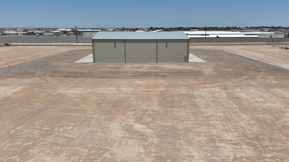 More Photos Of 1389 Oil Mil Rd, Pecos Warehouse For Lease