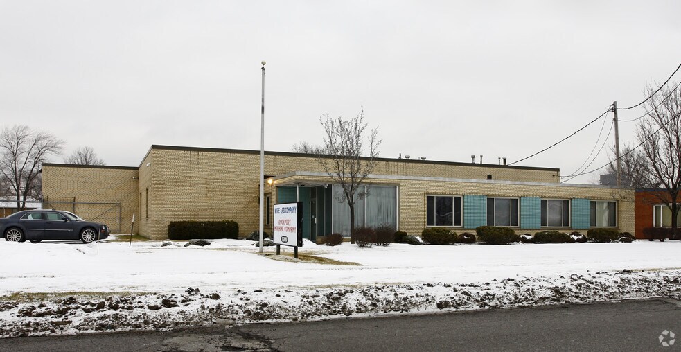 Primary Photo Of 15300 Industrial Pky, Cleveland Manufacturing For Sale