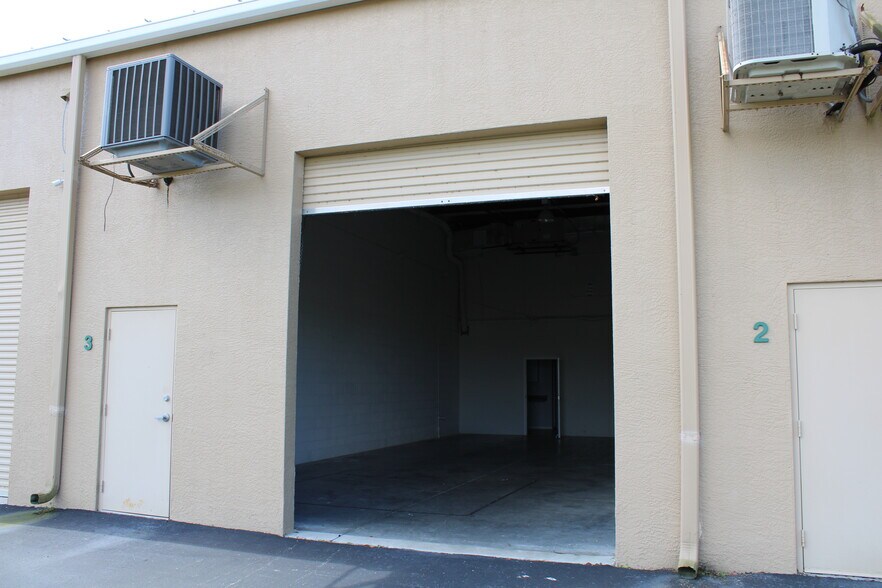 More Photos Of 1035 Collier Center Way, Naples Warehouse For Lease