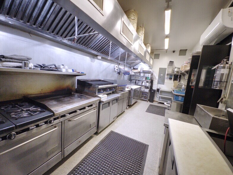 More Photos Of 114 E 5th St, Wahoo Bar For Sale