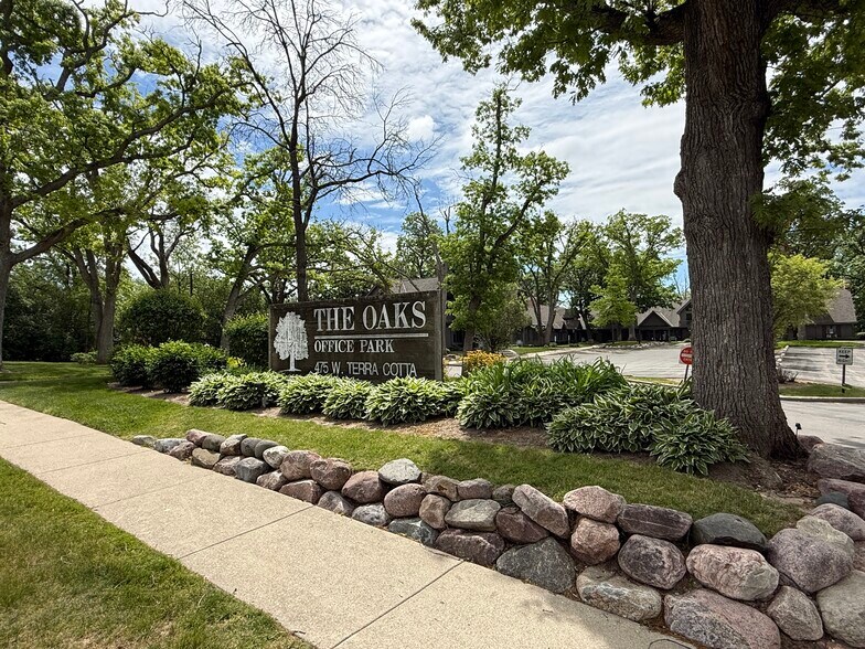 More Photos Of 475 W Terra Cotta Ave, Crystal Lake Office For Lease
