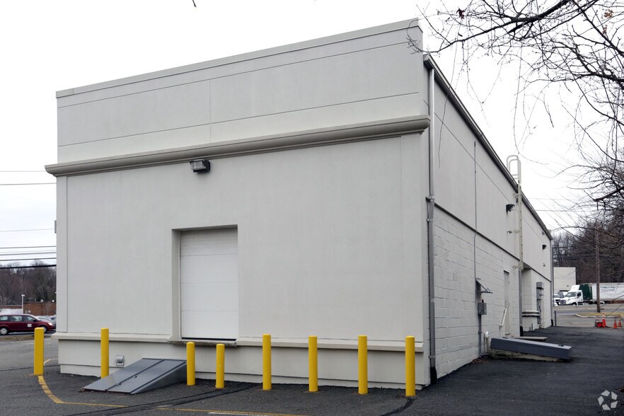 More Photos Of 400 Rte 17, Upper Saddle River Storefront For Lease