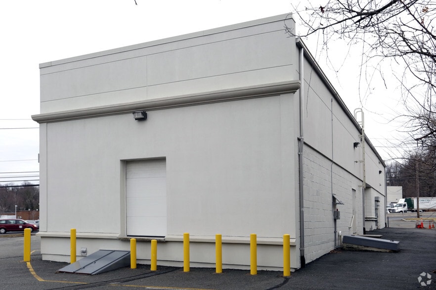 More Photos Of 400 Rte 17, Upper Saddle River Storefront For Lease