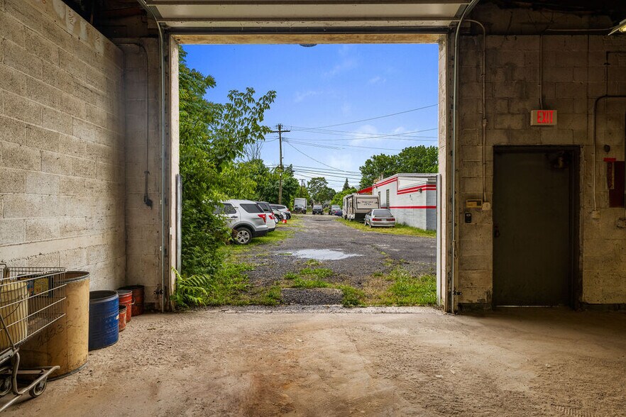 More Photos Of 1041 Niagara Ave, Niagara Falls Contractor Storage Yard For Sale