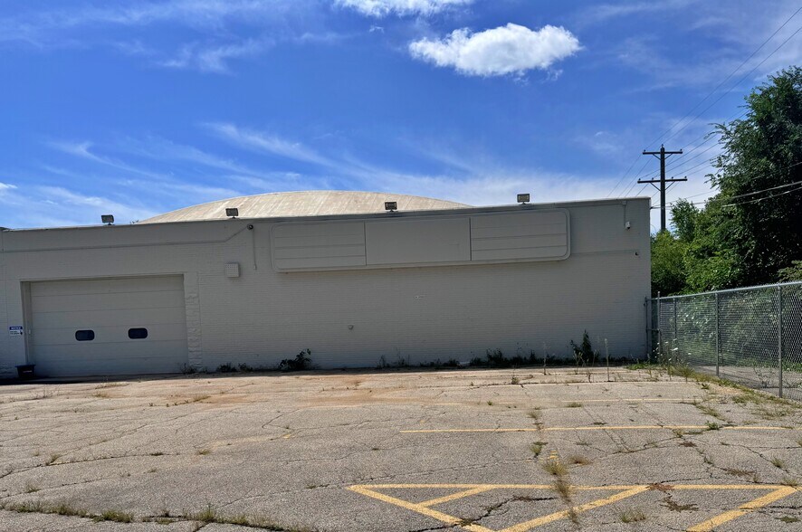 More Photos Of 2620 Auburn St, Rockford Manufacturing For Lease