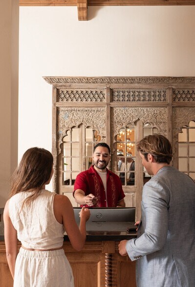 More Photos Of 527-537 State St, Santa Barbara Hotel For Lease